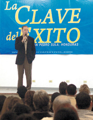 Lucado compartió la clave del éxito con los sampedranos