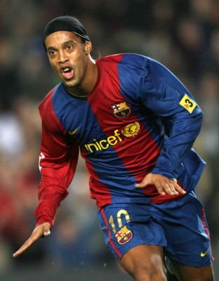 Milán anuncia el fichaje de Ronaldinho