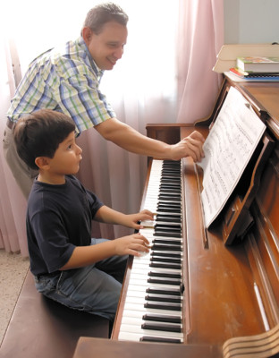 Genio del piano de 5 años maravilla con su talento