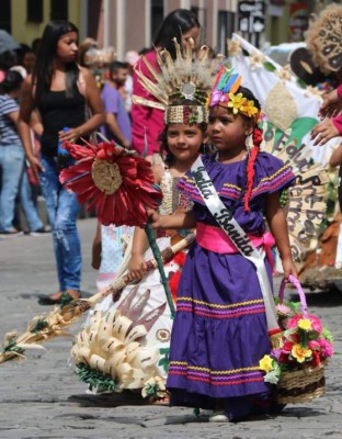 Civismo y colorido en desfiles patrios en Honduras
