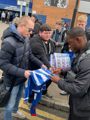 El hondureño aprovechó para firmar autógrafos en las afueras del estadio a los aficionados presentes. 