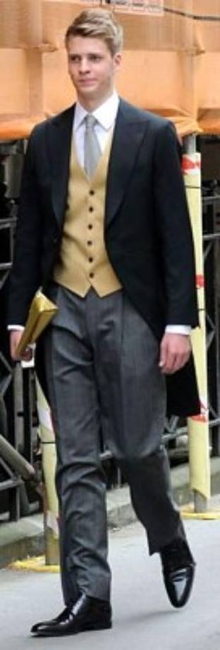 Antes de su salida de la boda de Harry y Meghan la semana pasada, el guapo graduado no había sido fotografiado en público junto a su gran familia desde la boda real del príncipe William y Kate Middleton en abril de 2011.<br/>