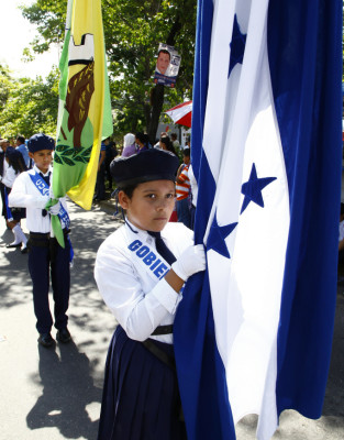 Creatividad y entrega se vive en tributo a la patria