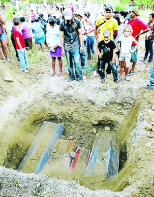 'Ya no tengo a quien abrazar, ya me quedó vacío el corazón”: madre de niños asesinados en Colón