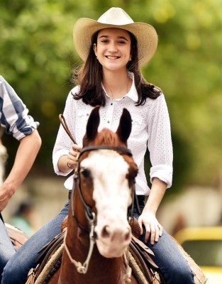 Desfile de caballos pura sangre entretienen a sampedranos