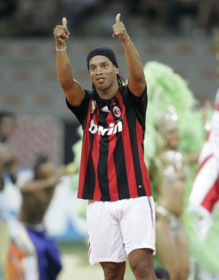 Dinho fue presentado ante unos 30 mil aficionado