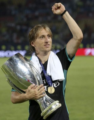 GRA300. SKOPJE (MACEDONIA), 08/08/2017.- El centrocampista croata del Real Madrid, Luka Modric, posa con el trofeo tras vencer al Manchester United en el partido de la Supercopa de Europa disputado esta noche en el estadio Filip II de Skopje, en Macedonia. EFE/Javier Etxezarreta