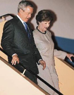 Bush regresa de un cuestionado viaje