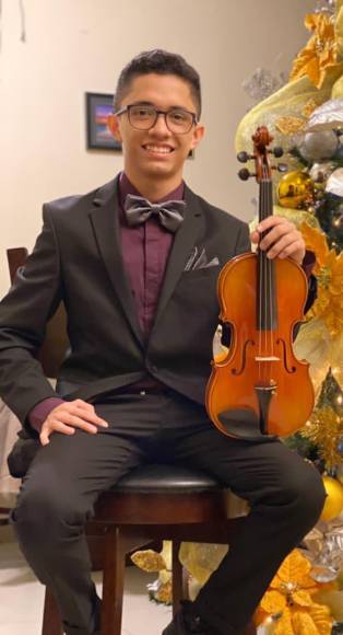 Óscar Carballo tiene 21 años, es un violinista egresado de la Victoriano López y este año llegó a NSU para estudiar una licenciatura en Music Business.