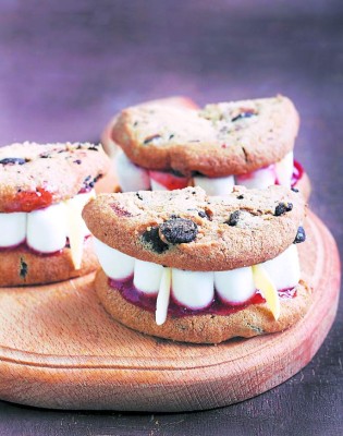 Dracula’s Dentures for Halloween made of cookies and marshmallow