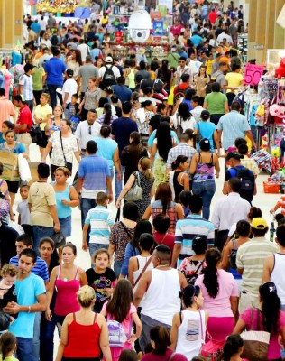 Viajeros compran los boletos con anticipación para salir mañana