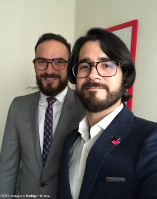 Comunicador hondureño Carlos Mendoza pide matrimonio a su novio en Disney