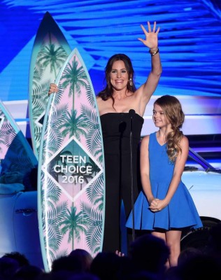 INGLEWOOD, CA - JULY 31: Actors Jennifer Garner (L) and Kylie Rogers accept the Choice Movie: Drama award for 'Miracles from Heaven' onstage during Teen Choice Awards 2016 at The Forum on July 31, 2016 in Inglewood, California. Kevin Winter/Getty Images/AFP== FOR NEWSPAPERS, INTERNET, TELCOS & TELEVISION USE ONLY ==