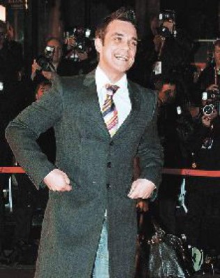 Ya tiene novia y lo miran muy feliz