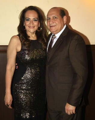 Enamorados, felices y listos para disfrutar