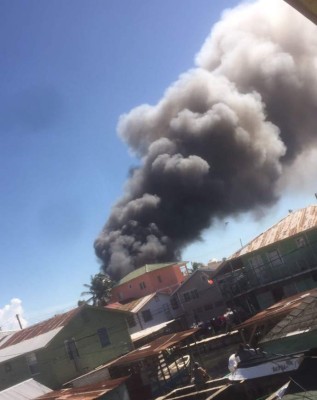 Incendio consume edificio en Guanaja