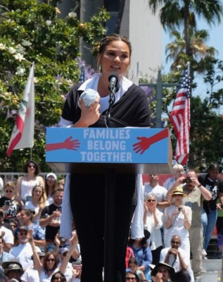 América Ferrera exige a Trump reunir a las familias de inmigrantes