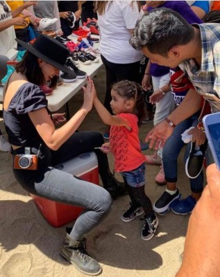 Eiza González visita a niños migrantes en frontera de EEUU