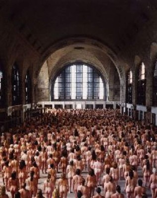 Retrasan una semana fotos de desnudo masivo en México