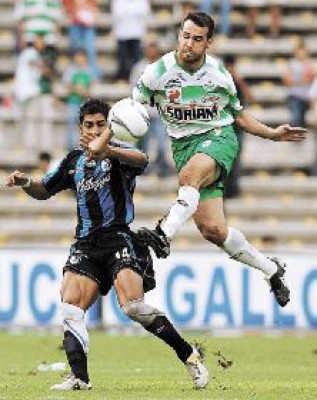 Cruz Azul vence a Chivas y es líder