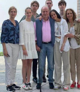 En una imagen más reciente del rey emérito en Dubái, también retocada, a uno de sus nietos no le aparecen las piernas.