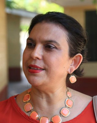 Abuela y nietos cargan agua 3 kilómetros para paliar la carencia