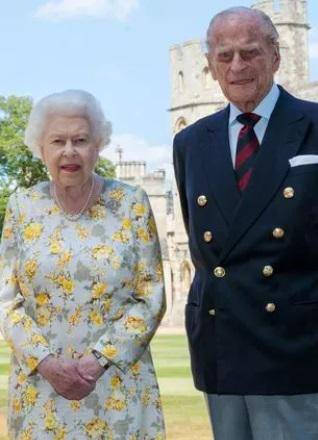 La fallecida reina Isabel II tampoco escapó a las críticas por esta imagen dond la sombra de su mano derecha luce de forma anormal, al parecer por un mal recorte.
