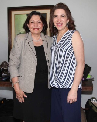 Damas se reunen para el esperado almuerzo solidario