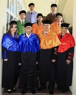 Aplausos por los graduados de la Universidad de San Pedro Sula