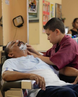 El barberito que trae en la sangre el arte de rasurar