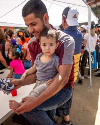 Eiza González visita a niños migrantes en frontera de EEUU