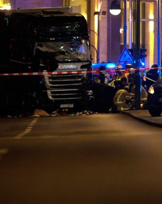 BER16. BERLÍN (ALEMANIA), 18/12/2016.- Equipos de rescate trabajan hoy, lunes 19 de diciembre de 2016, en la zona en la que un camión se estrelló contra un mercado de Navidad, cerca de la iglesia conmemorativa Kaiser Wilhelm en Berlín, (Alemania). Según la policía, un hombre fue reportado muerto por lo que la policía sospecha que se trató de un Ataque deliberado. EFE / PAUL ZINKEN