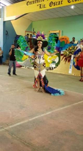 Este bello traje ocupó el tercer lugar de toda la competencia. La maestra es de San Nicolás Santa Bárbara.