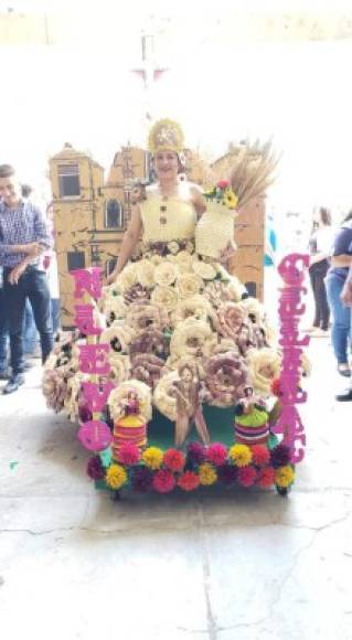 La maestra representante de Nuevo Celilac, quien lució un espectacular vestido se ganó el primer lugar en el encuentro departamental de docentes.