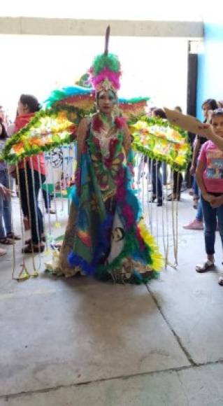 Los trajes fueron evaluados por un jurado que tuvo la dura tarea de elegir a los primeros cinco lugares.