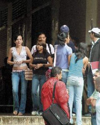 225 lempiras por test de admisión