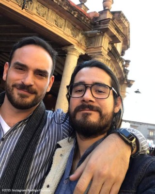 Comunicador hondureño Carlos Mendoza pide matrimonio a su novio en Disney