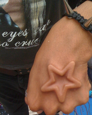 Es mago para partir lenguas, perforar piel y colorear ojos