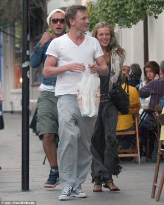 Sienna Miller niega infidelidad a Jude Law