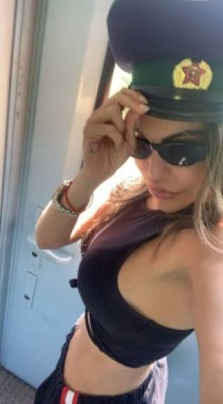 La modelo brasileña también robó un gorro de un militar de ese país, después compartió su hazaña en las redes.<br/><br/>'Tomé el sombrero, lo llevé a mi cabina en el tren y se lo mostré a la gente. 'Oye, mira lo que encontré. Mira lo que encontré', y todos decían 'estás loca. No puedes hacer eso' ', compartió la joven.<br/><br/>Según ella regresó el sombrero sin que él soldado se enterara.<br/>