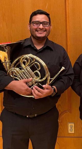 Jelsson Flores tiene 32 años. Es licenciado en Ciencias de la Comunicación y también estudió música en la escuela Victoriano López. En la actualidad estudia una licenciatura en Music Performance con énfasis en corno francés.