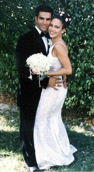 Ojani Noa. La estrella de “Selena” se casó con el productor en febrero de 1997, pero su matrimonio duró poco; se divorciaron 11 meses después. 