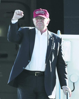 Sondeo ubica a Clinton con 4% sobre un desesperado Trump