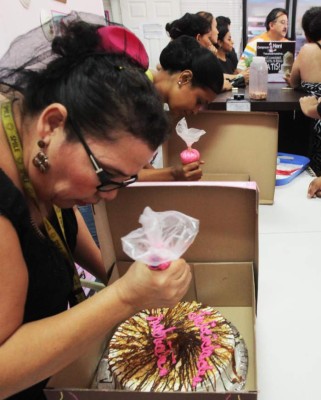 Con pasteles y flores agasajaron a las madres hondureñas