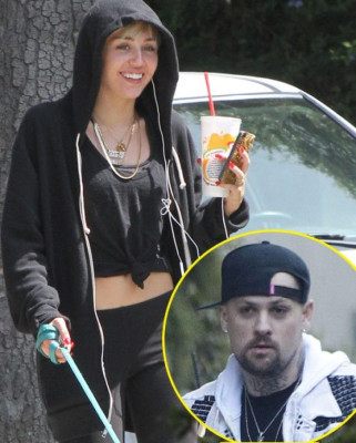 Miley Cyrus besa a exnovio de Paris Hilton