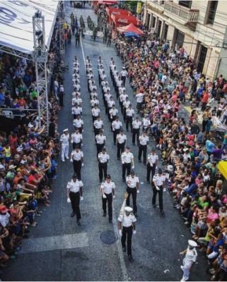 Colorido y belleza en desfile de carrozas y comparsas de La Ceiba