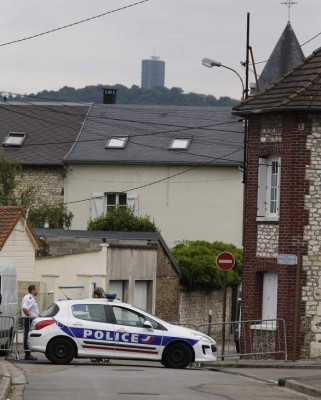 Terroristas ejecutan a un sacerdote en una iglesia de Francia
