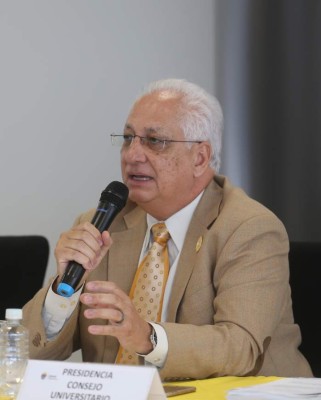 Rector de la Unah lamenta deserción por tomas