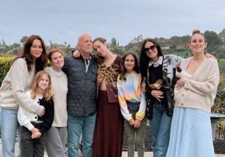 Bruce Willis y Demi Moore junto a sus hijas en la celebración de su cumpleaños.