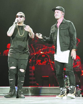 MIAMI, FL - OCTOBER 26: Farruko and J Balvin perform at American Airlines Arena on October 26, 2014 in Miami, Florida. (Photo by Alexander Tamargo/WireImage)
